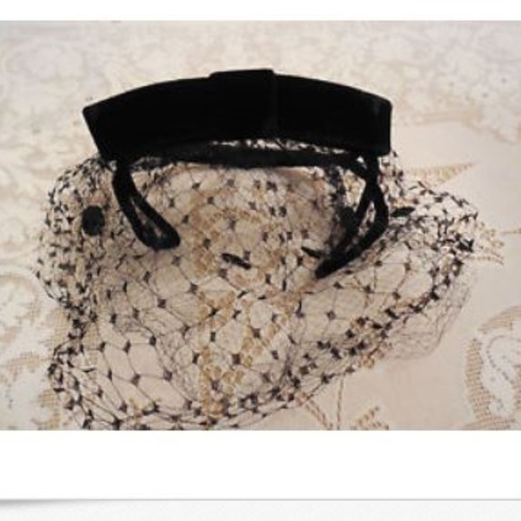 VINTAGE BLACK TULLE FASCINATOR HAT - Picture 1 of 2